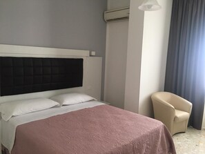 Escritorio, cunas, wifi gratis y ropa de cama