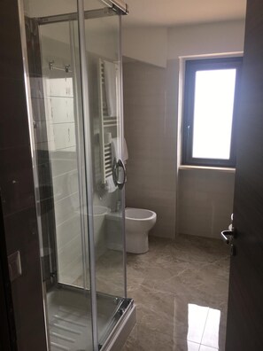 Dreibettzimmer | Badezimmer | Dusche, kostenlose Toilettenartikel, Haartrockner, Bademäntel