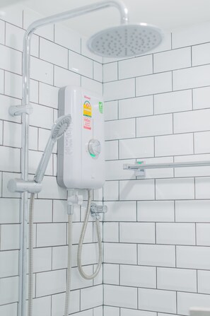 Bathroom shower - LAF Hotel Aree (Bangkok)