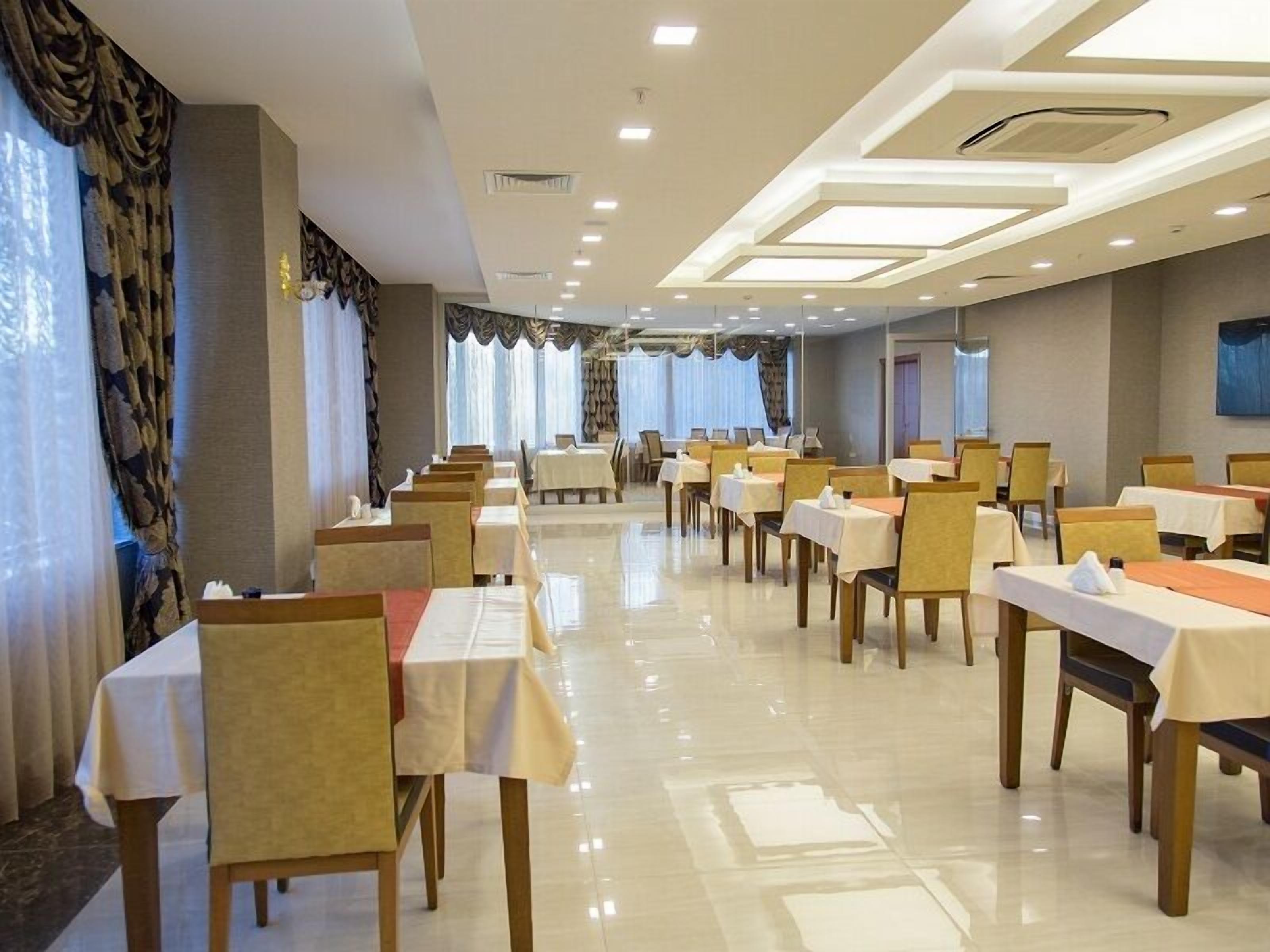 บริการอาหารเช้า อาหารกลางวัน และอาหารเย็น