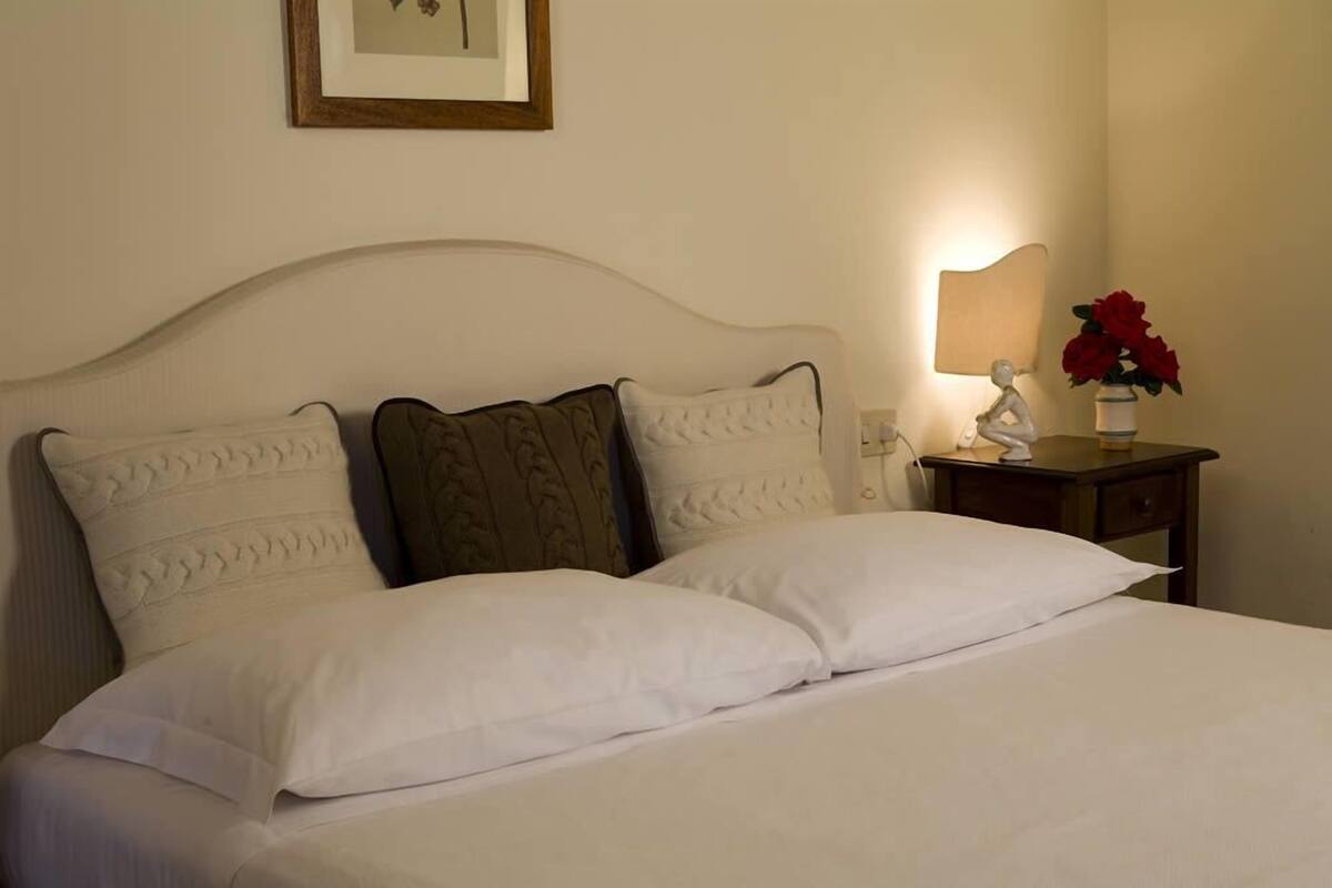 Roupas de cama premium, escrivaninha, berços grátis, Wi-Fi de cortesia