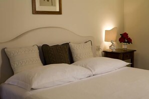 Premium bedding, desk, free cots/infant beds, free WiFi