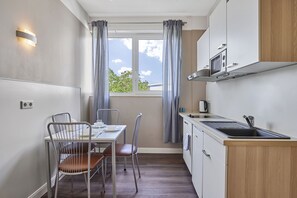 Tủ lạnh, lò vi sóng, bếp nấu, dụng cụ pha cà phê/trà 