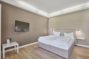 1 phòng ngủ, bộ đồ giường cao cấp, bàn, phòng cách âm 