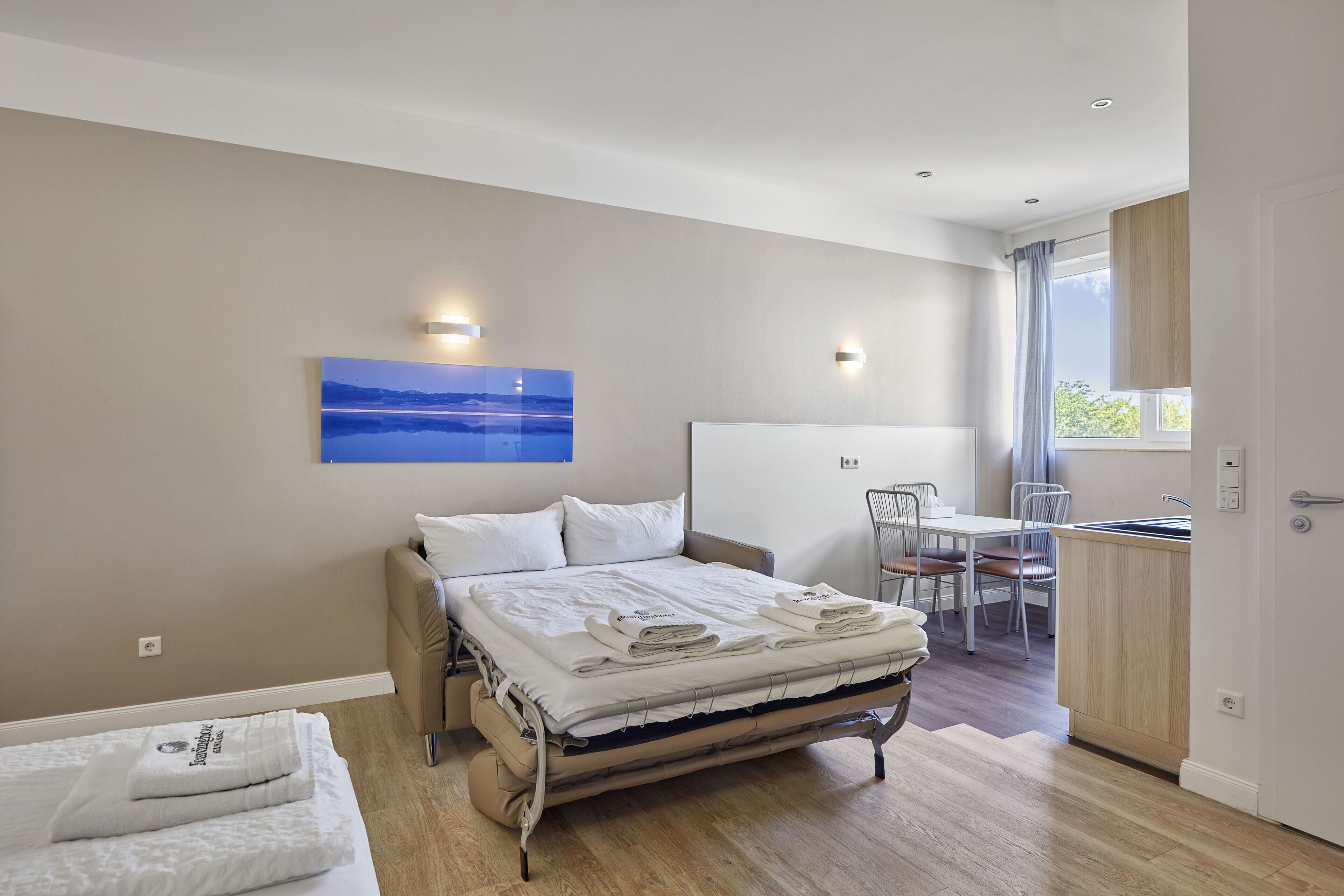 1 Schlafzimmer, hochwertige Bettwaren, Schreibtisch