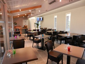 Petit déjeuner buffet servi tous les jours en supplément