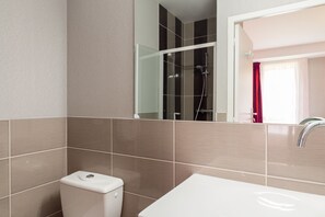 Een douche, gratis toiletartikelen, een haardroger, handdoeken