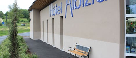 A building with a sign reading "Hotel Albizia".