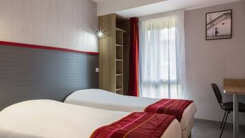 Habitación con 2 camas individuales | Escritorio, sistema de insonorización, tabla de planchar con plancha