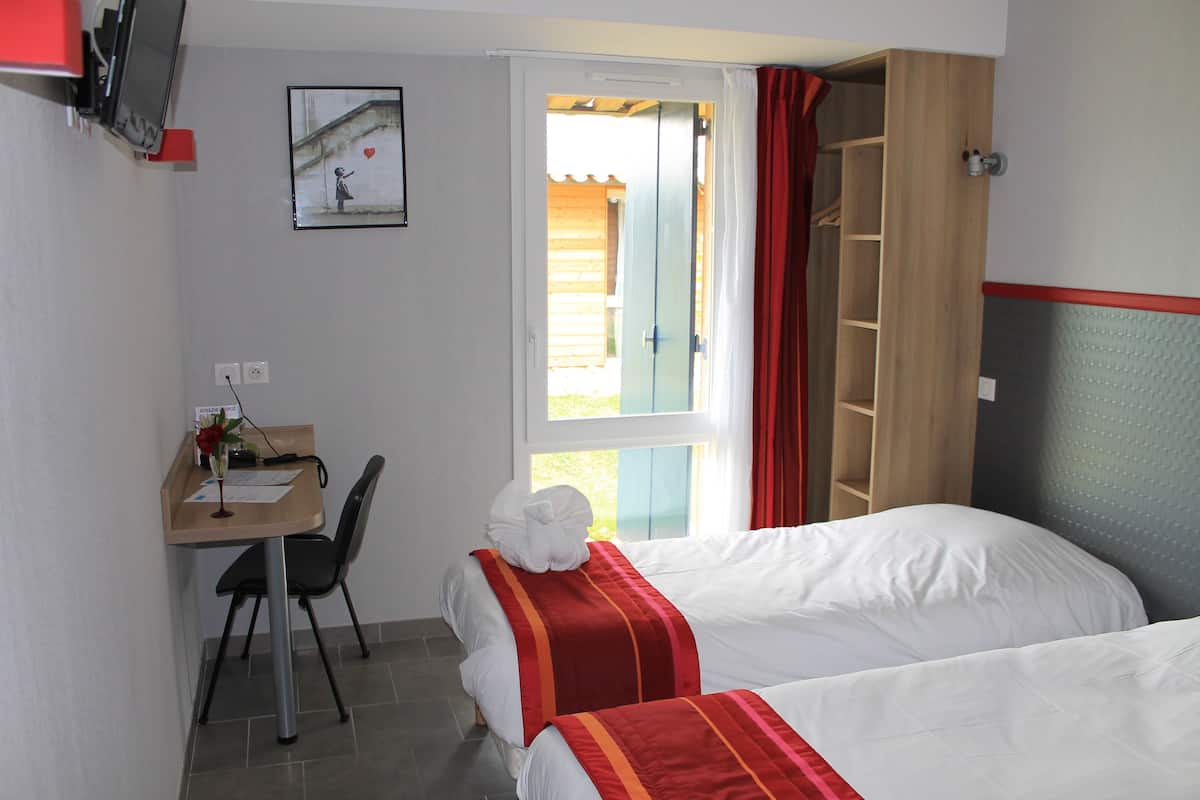 twin room | desk, soundproofing, iron/ironing board, free cots/infant beds