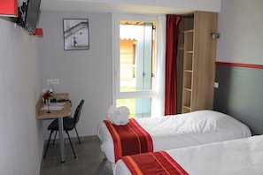 Habitación con 2 camas individuales | Escritorio, sistema de insonorización, tabla de planchar con plancha