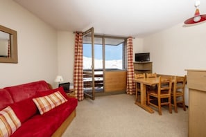 Comfort-Studio (4 Persons) | Wohnbereich | Flachbildfernseher, Tischfußball, Bücher