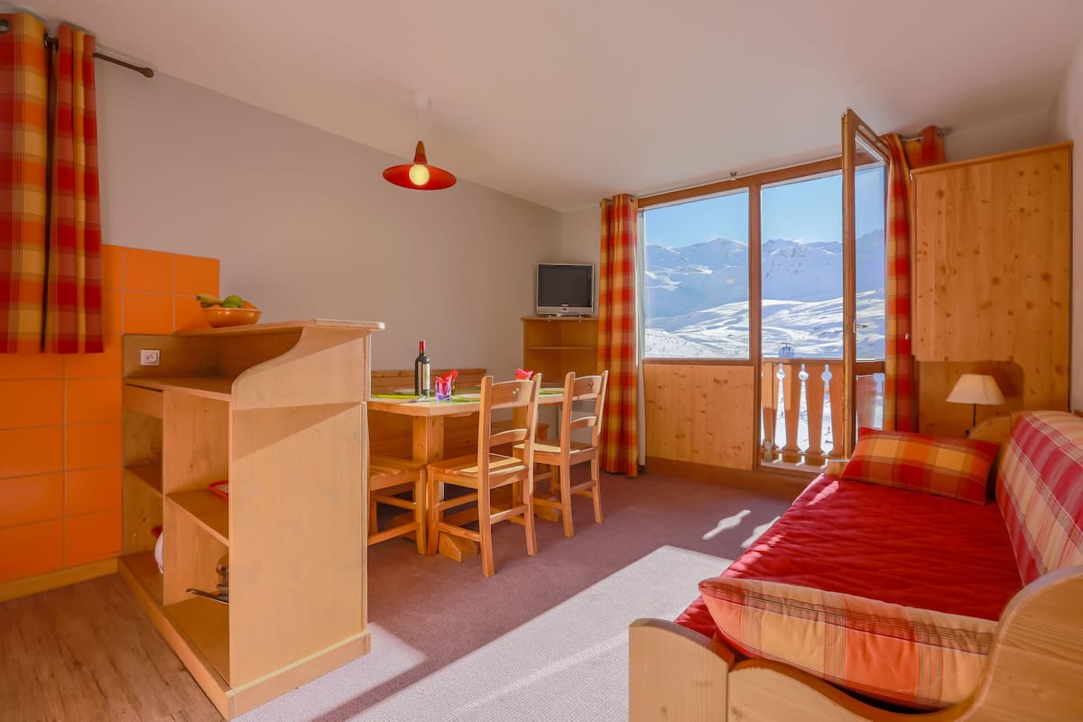 Apartment (6 Persons) | Living area | Flat-screen TV, table football, books