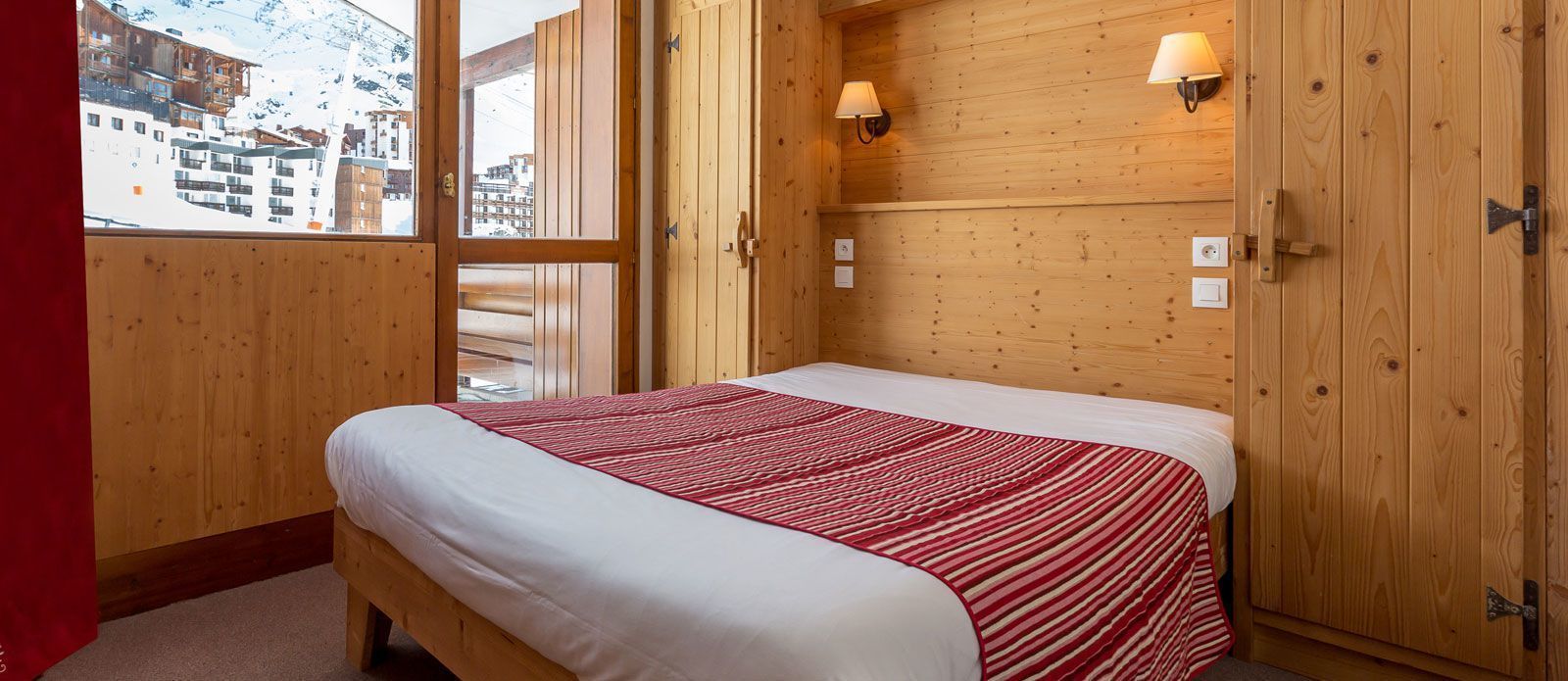 Blackout curtains, free cots/infant beds, free WiFi, bed sheets