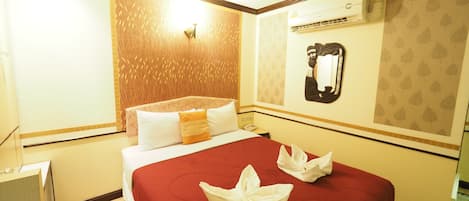 In-room safe, desk, free WiFi