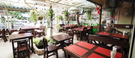 Breakfast, lunch, dinner served; Thai cuisine