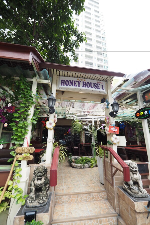 Property entrance - Honey House1 (Bangkok)