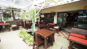 Breakfast, lunch, dinner served; Thai cuisine