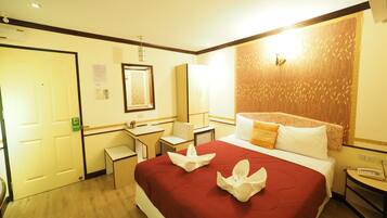 In-room safe, desk, free WiFi