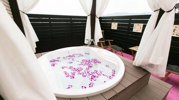 Separate tub and shower, jetted tub, free toiletries, slippers