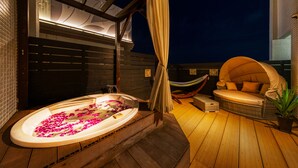 Suite | Bad | Separat badekar og dusj, boblebad, toalettartikler (inkludert) og tøfler