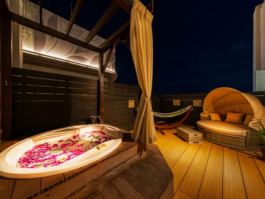 Suite | Bathroom | Separate bathtub and shower, jetted bath, free toiletries, slippers