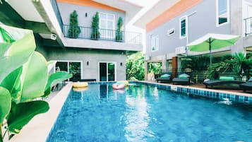 Außenpool, Sonnenschirme, Liegestühle