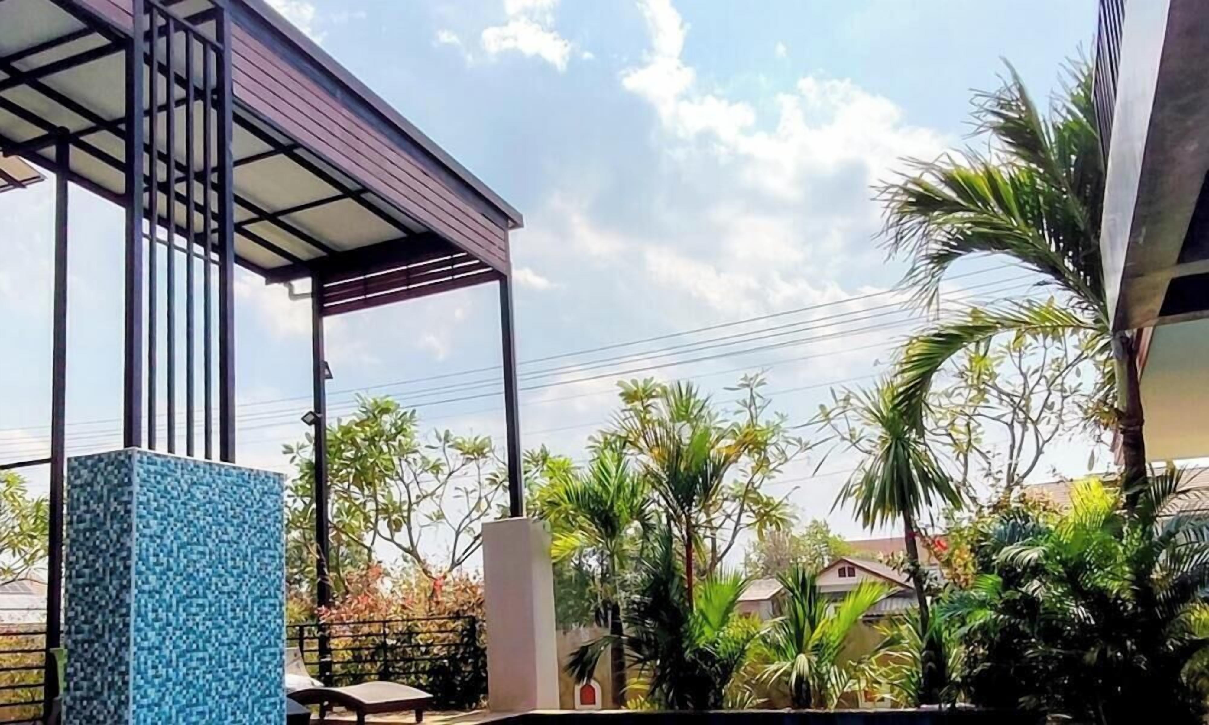 Una piscina al aire libre, sombrillas, tumbonas