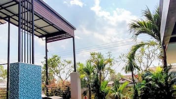 Piscine extérieure, parasols de plage, chaises longues