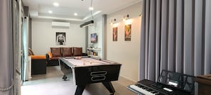 Pool villa combine 3 houses 7 bedrooms | Vardagsrum | 40-tums LCD-tv med kabelkanaler och tv