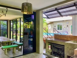 Pool villa combine 3 houses 7 bedrooms | Cocina privada | Frigorífico grande, microondas, horno y placa de cocina