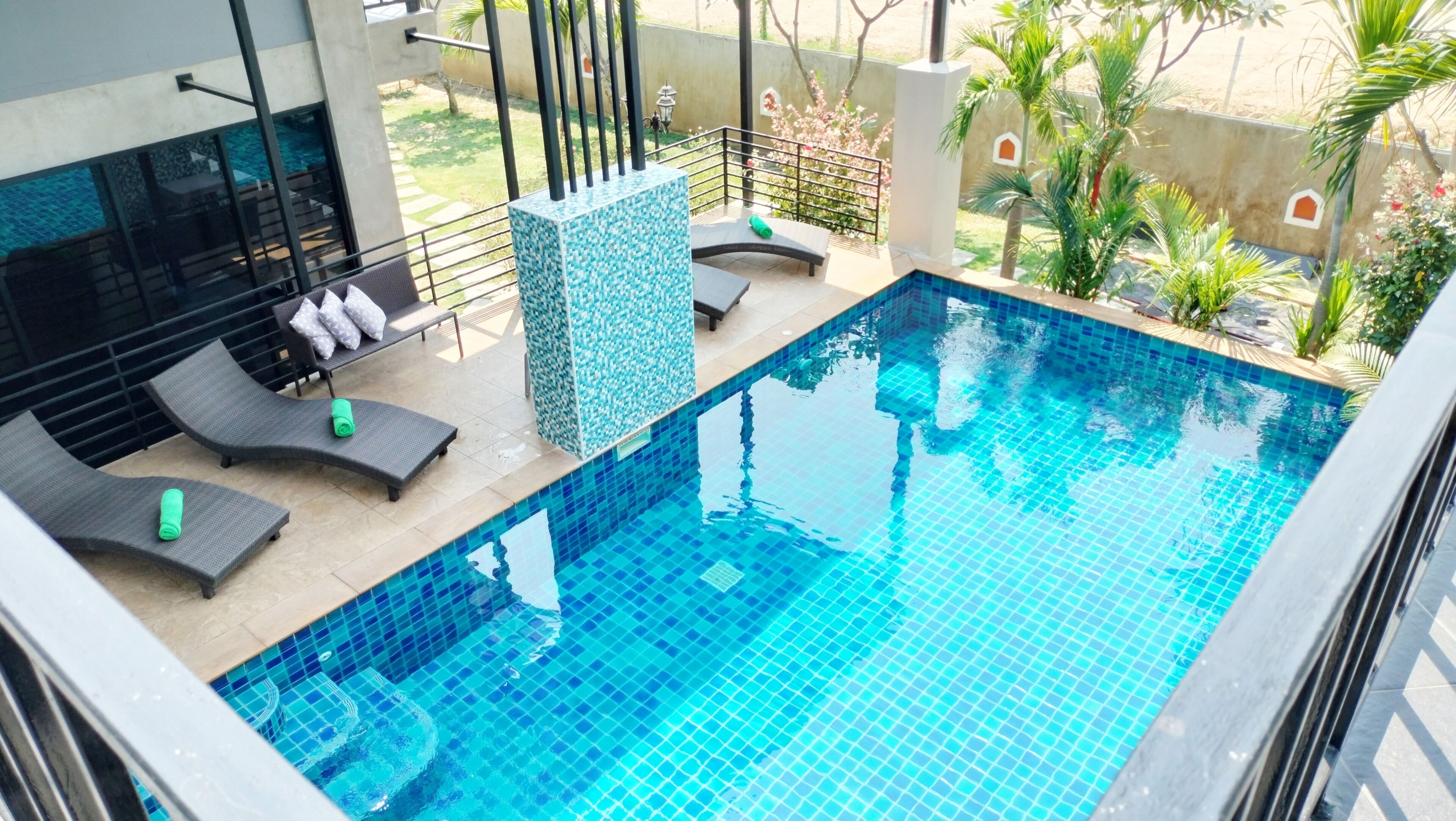 Hồ bơi ngoài trời