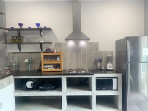 Grand réfrigérateur, micro-ondes, four, plaque de cuisson