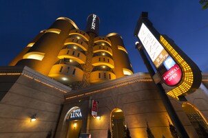 Fachada del alojamiento - Noche