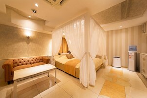 Ropa de cama de alta calidad, sistema de insonorización, wifi gratis