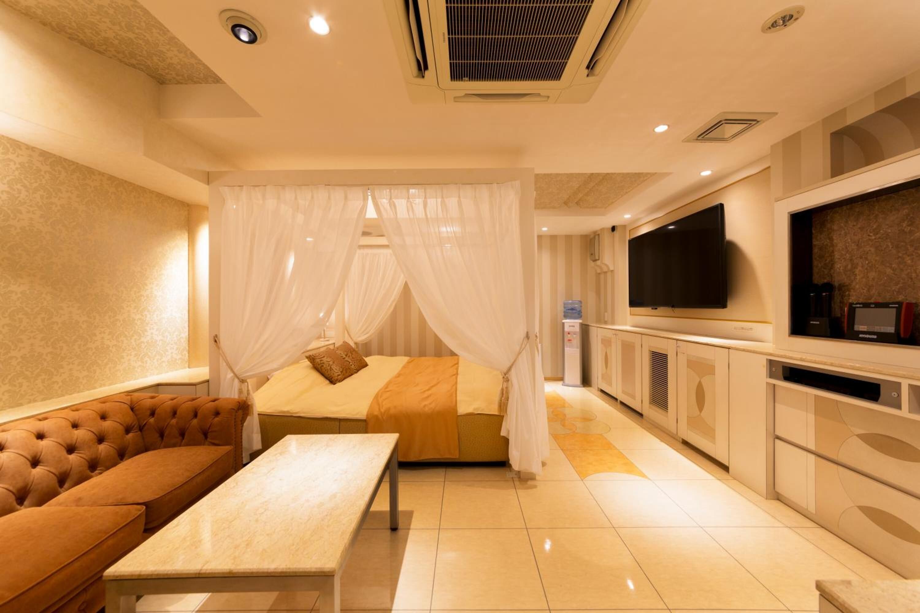 premium bedding, soundproofing, free wifi