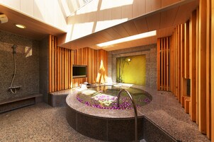 Suite | Baño | Bañera y ducha independientes y artículos de higiene personal gratuitos