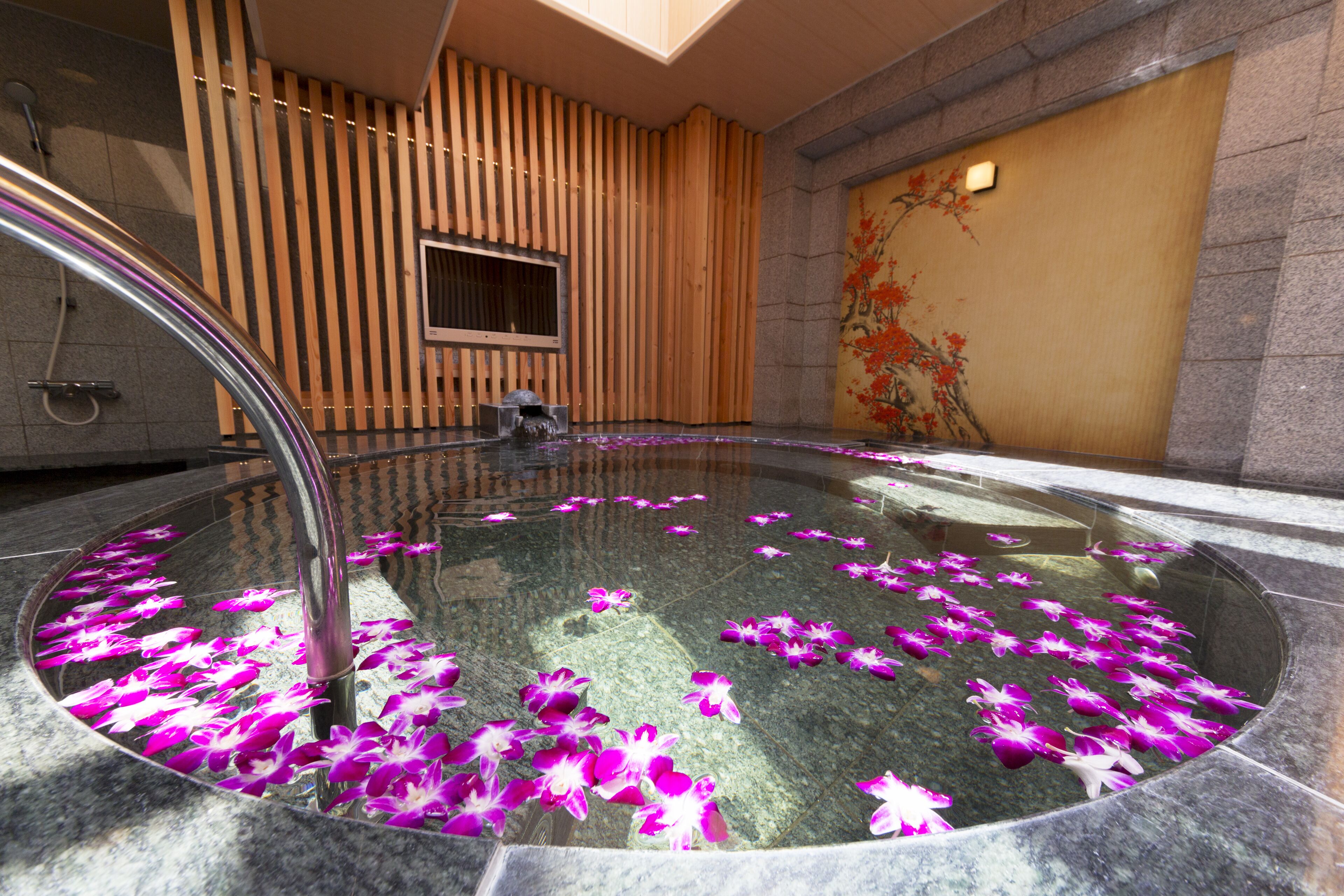 Suíte | Banheiro | Banheira e chuveiro separados, produtos de toalete grátis