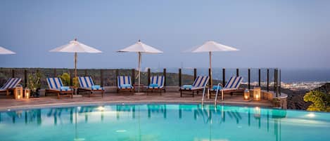 Outdoor pool, pool umbrellas, sun loungers