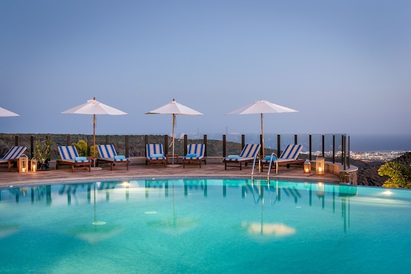 Piscine extérieure, parasols de plage, chaises longues