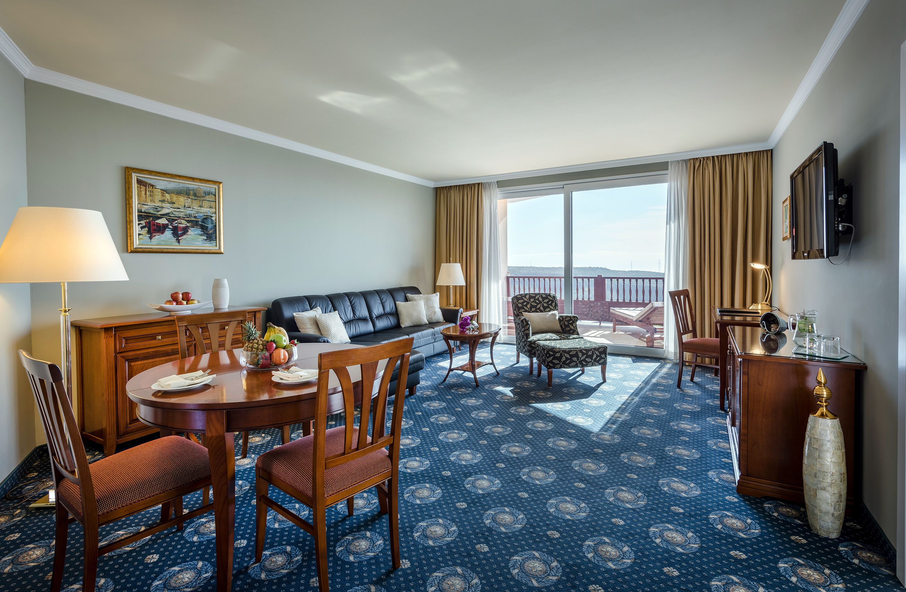 deluxe suite (lion's kingdom) | living room | 25-inch flat-screen tv with cable channels, tv