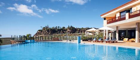 Außenpool, Sonnenschirme, Liegestühle