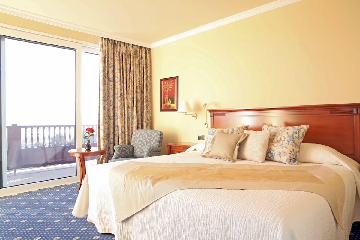 1 bedroom, hypo-allergenic bedding, down duvets, minibar