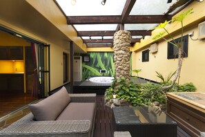 Svit | Badrum | Badkar och dusch, gratis toalettartiklar, hårtork och tofflor