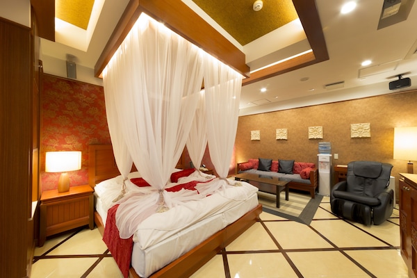 Premium bedding, soundproofing, free wired Internet