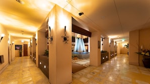A hotel corridor with a tiled floor, a central pillar, and a water feature. - Hotel Lotus Nara - Adults Only (Nara)