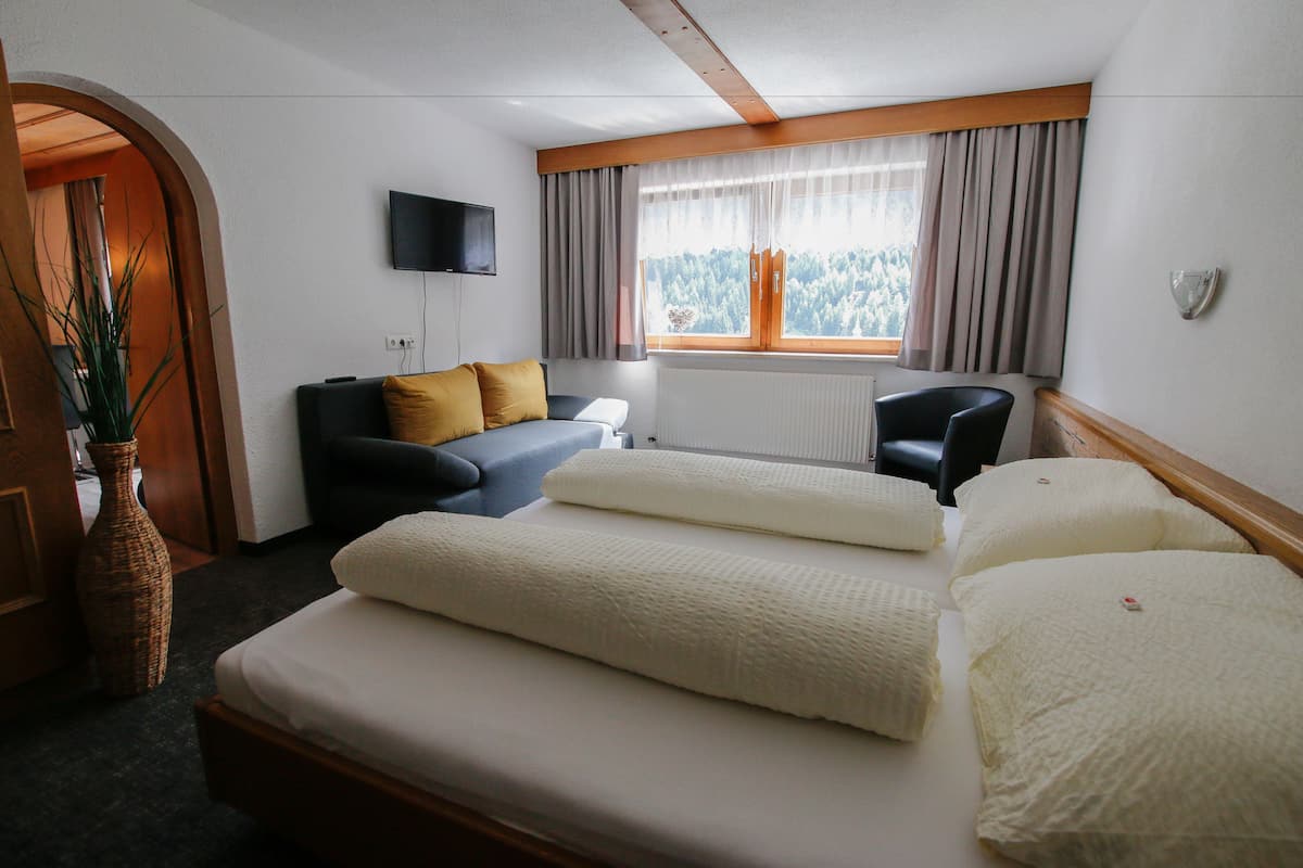 Apartment, 1 Bedroom (add. final cleaning fee €50) | Meja, Wi-fi percuma, cadar katil