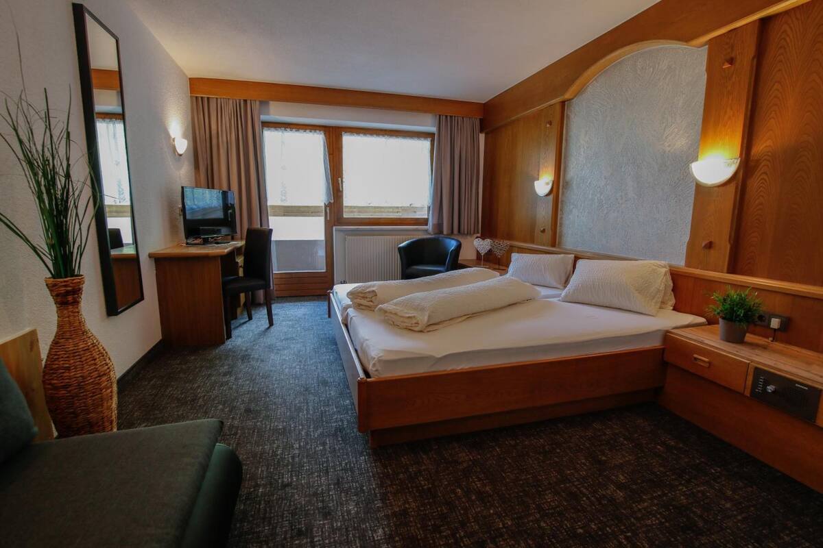 Desk, WiFi (free), bed sheets