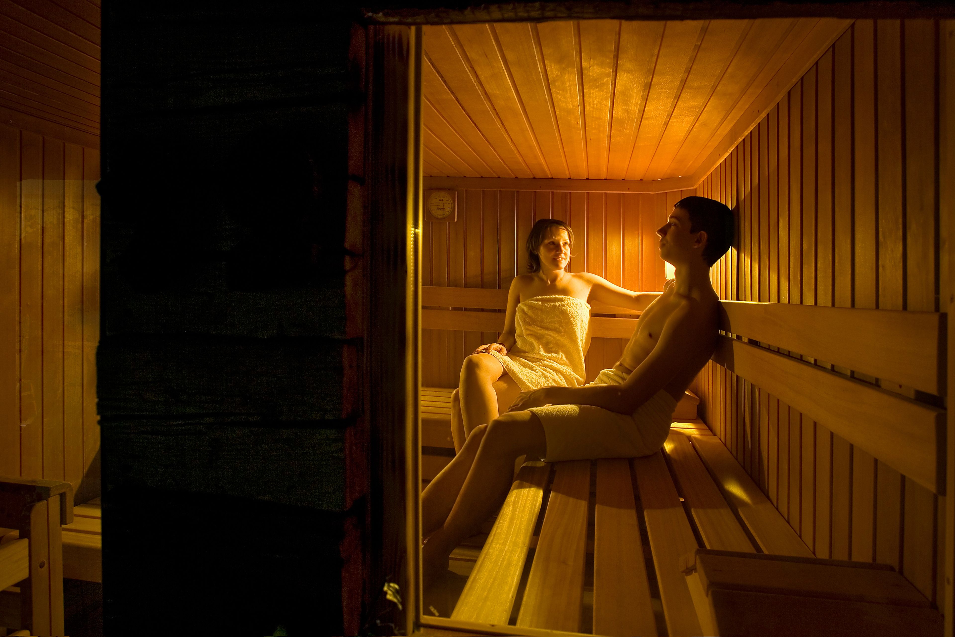 Sauna, jossa on puiset lauteet ja puinen katto.