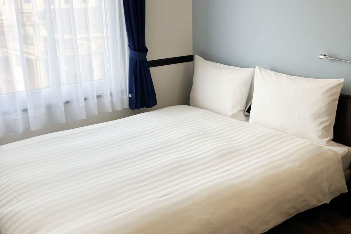 Skrivebord, strykejern/-brett, wi-fi (inkludert) og sengetøy